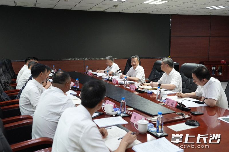 陈竞主持召开座谈会。 均为长沙晚报全媒体记者 郭雨滴 摄 陈竞主持召开座谈会。 均为长沙晚报全媒体记者 郭雨滴 摄