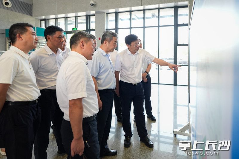 陈竞在城铁暮云站调研。 陈竞在城铁暮云站调研。