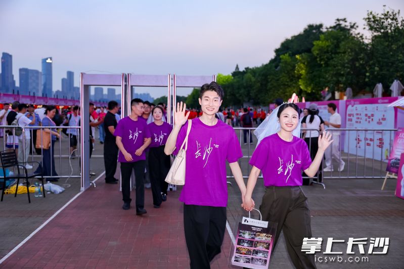 黄可和周祎梦带着结婚证再次回到洲岛,完成了一场跨越时间的浪漫回望。 黄可和周祎梦带着结婚证再次回到洲岛,完成了一场跨越时间的浪漫回望。