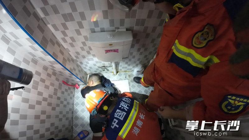 消防员正在营救。 长沙晚报通讯员 王磊 摄