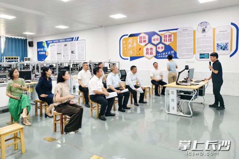 检查组了解科技成果转化实践情况。 通讯员供图