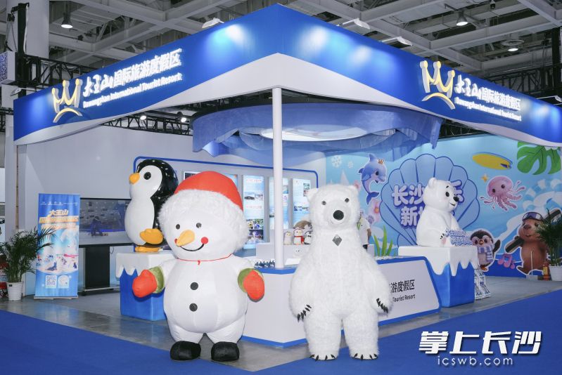 活泼可爱的小雪人、憨态可掬的北极熊气模人偶一出场便收获满满人气。