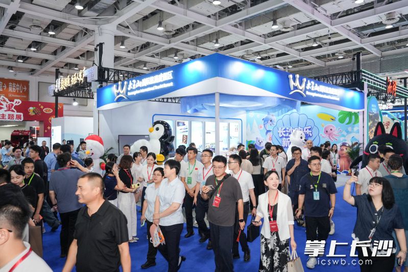 大王山国际旅游度假区展位前人气满满。通讯员 吴劲蕾 供图 大王山国际旅游度假区展位前人气满满。通讯员 吴劲蕾 供图