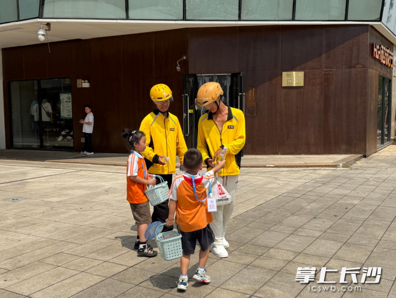 小站长们为高温坚守者送去贴心关怀。 小站长们为高温坚守者送去贴心关怀。