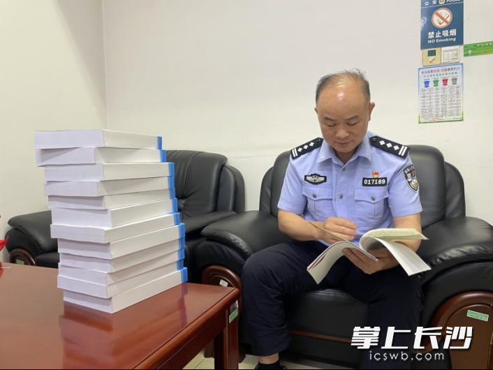 在质量不高的老照片中,王曙总能看出普通人难以发现的门道。受访者 供图 在质量不高的老照片中,王曙总能看出普通人难以发现的门道。受访者 供图