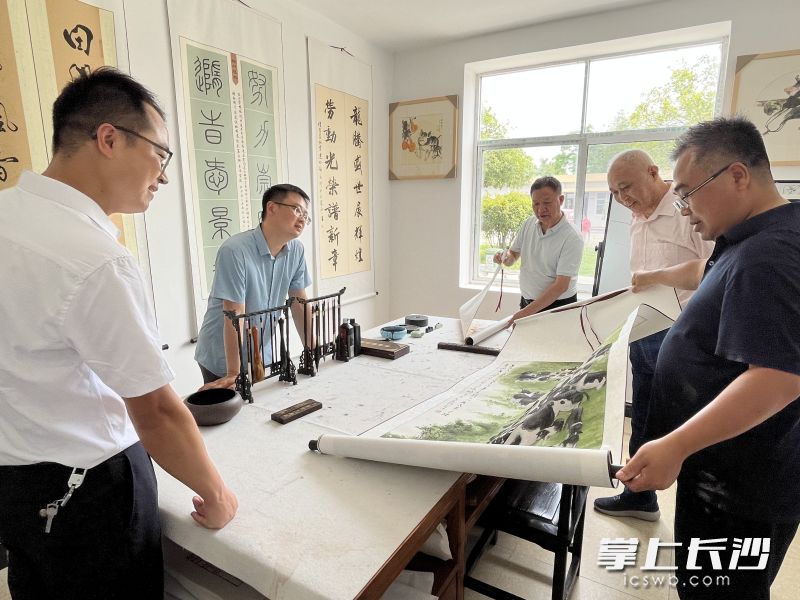 黄海桥(右一)联系书画家为宁乡花猪做宣传。 黄海桥(右一)联系书画家为宁乡花猪做宣传。