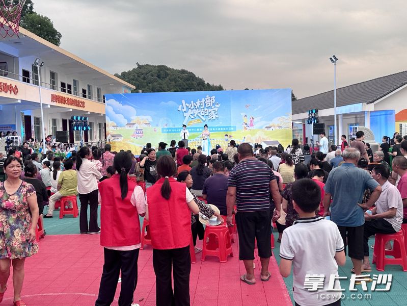 近日在宁乡市长龙新村党群服务中心文化广场,由老中青三代同台演绎的晚会热闹开场。均为长沙晚报全媒体记者 张禹 通讯员 汤姗姗 摄影报道 近日在宁乡市长龙新村党群服务中心文化广场,由老中青三代同台演绎的晚会热闹开场。均为长沙晚报全媒体记者 张禹 通讯员 汤姗姗 摄影报道