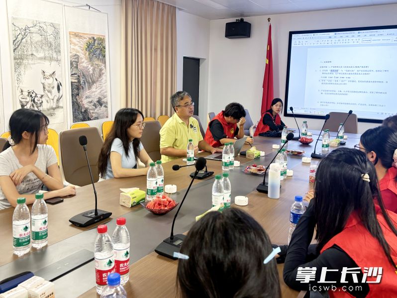 暑假期间,黄海桥(前排左三)向大学生介绍宁乡花猪。 暑假期间,黄海桥(前排左三)向大学生介绍宁乡花猪。
