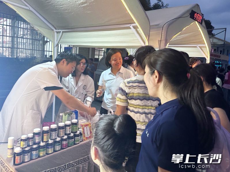 宁乡市中医医院20多位专家名医现场坐诊,闻讯而来的村民群众络绎不绝。 宁乡市中医医院20多位专家名医现场坐诊,闻讯而来的村民群众络绎不绝。