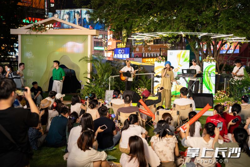 长沙悦方ID MALL全新升级的南广场正式亮相,五一商圈迎来5000平方米的城市绿洲。 长沙悦方ID MALL全新升级的南广场正式亮相,五一商圈迎来5000平方米的城市绿洲。