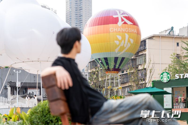 南广场上,20米高热气球、云朵艺术装置等,成为新晋网红打卡点。 南广场上,20米高热气球、云朵艺术装置等,成为新晋网红打卡点。