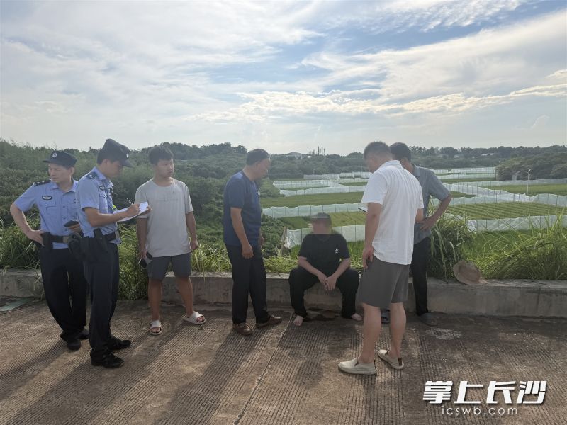 浏阳永安镇辅警、村民联手营救溺水少年(黑衣)。 均为长沙晚报通讯员陈淑敏供图 浏阳永安镇辅警、村民联手营救溺水少年(黑衣)。 均为长沙晚报通讯员陈淑敏供图