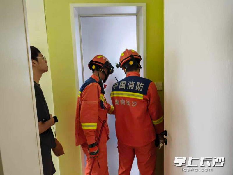 消防员正在救援。长沙晚报通讯员 徐秋华 摄