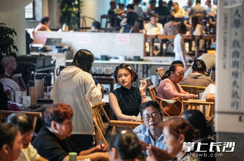 游客在此打卡拍照。 游客在此打卡拍照。