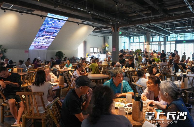 24日下午,天符台一楼热闹非凡,烟火气十足,不少市民、游客围坐谈天。 均为长沙晚报去全媒体记者邹麟摄 24日下午,天符台一楼热闹非凡,烟火气十足,不少市民、游客围坐谈天。 均为长沙晚报去全媒体记者邹麟摄