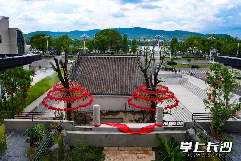 天符台坐落于湘江之畔的碧湘楚巷,直面湘江与橘子洲,隔江可望岳麓山。 天符台坐落于湘江之畔的碧湘楚巷,直面湘江与橘子洲,隔江可望岳麓山。