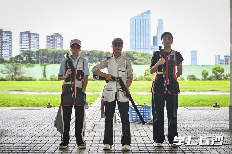 来自长沙的周妍彤获得射击（飞碟）女子U18组双向比赛冠军。
