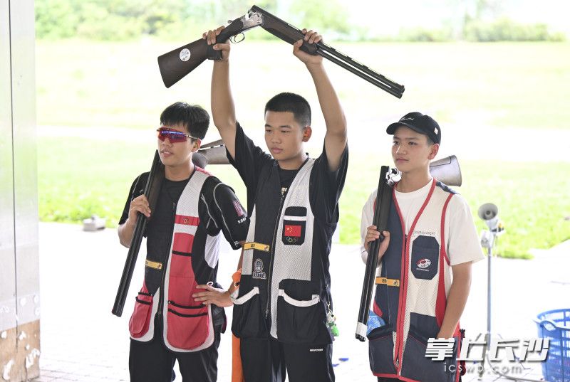 来自长沙的刘欣获得射击（飞碟）男子 U16组双向冠军。