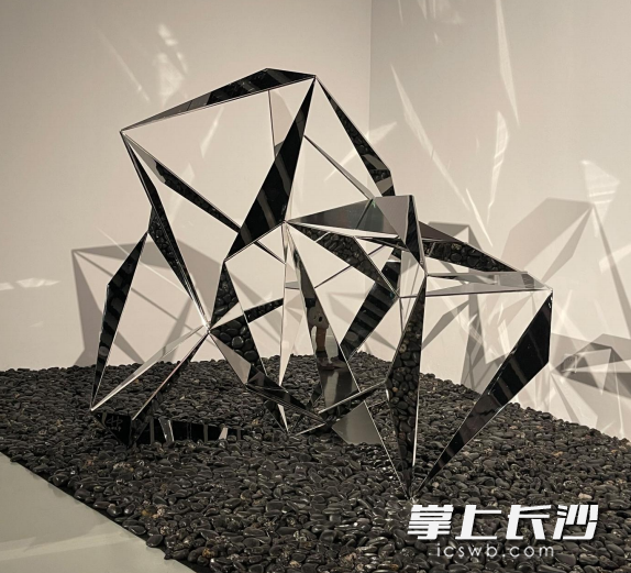 汉斯·舒勒 Hans Schüle 《星空2》 120×150×135cm  不锈钢、黑石子 2024