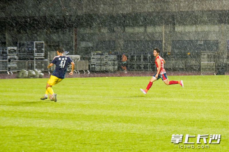 雨中高强度练兵。 雨中高强度练兵。
