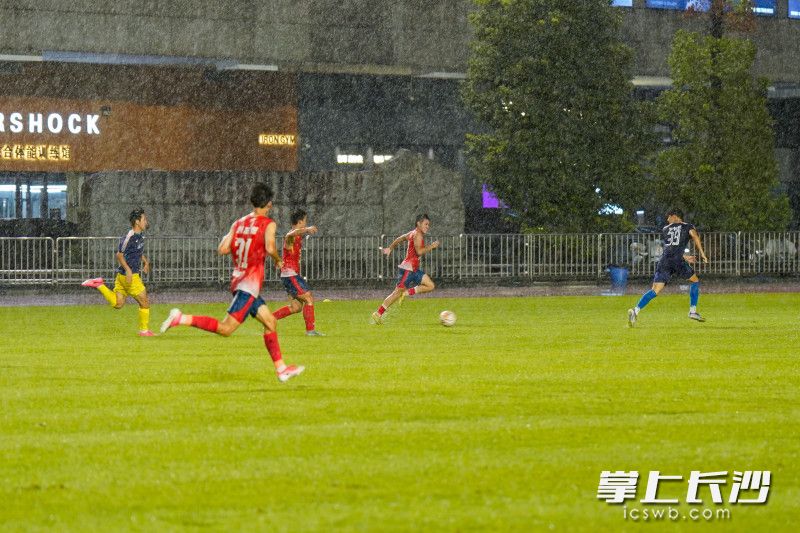 长沙队队员们在大雨中积极拼抢。 均为长沙晚报全媒体记者冯启阳摄 长沙队队员们在大雨中积极拼抢。 均为长沙晚报全媒体记者冯启阳摄