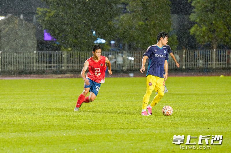 长沙队队员杨椰文与湖南师范大学球员进行防守突抢。 长沙队队员杨椰文与湖南师范大学球员进行防守突抢。