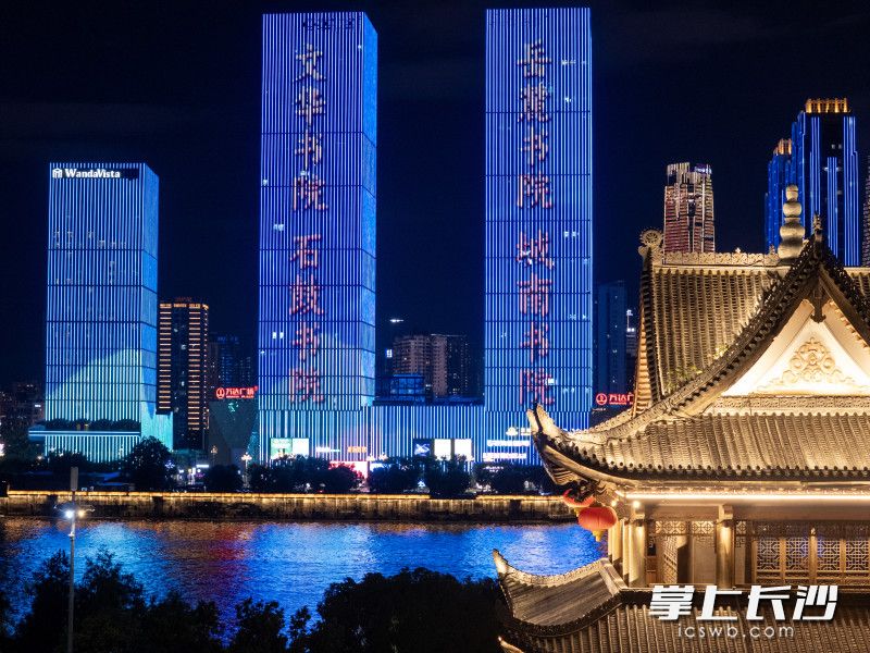 拱极楼的飞檐与现代高楼隔江呼应。