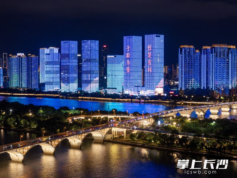 “惟楚有材，于斯为盛”的经典名句在夜色中熠熠生辉。