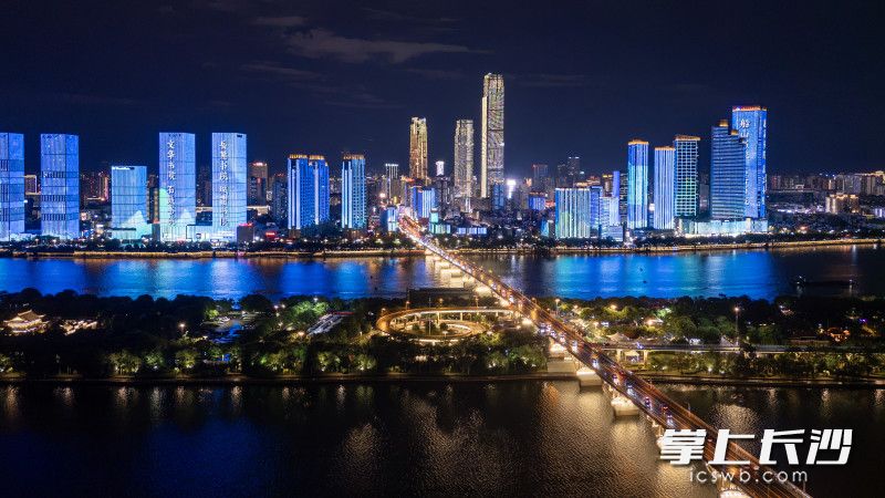 湘江两岸华灯璀璨。