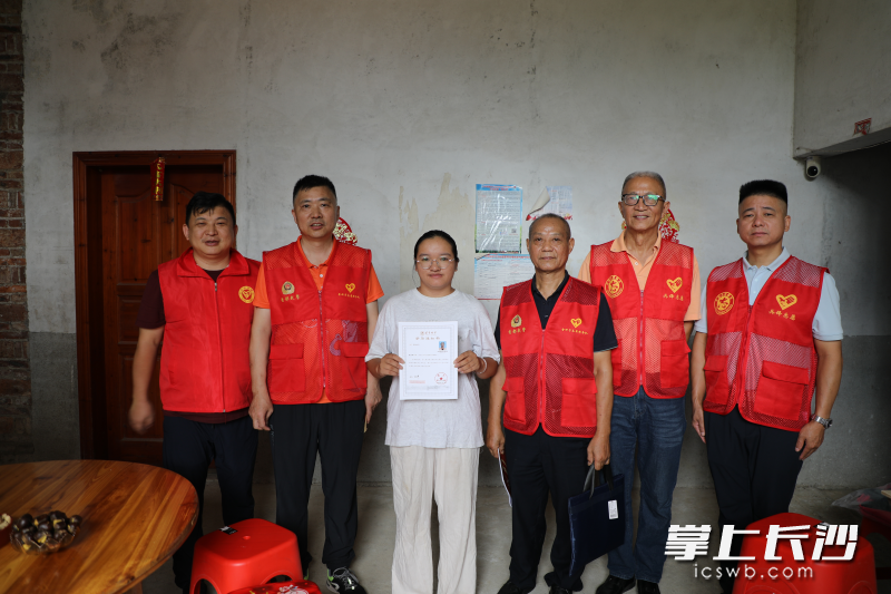 走访江华梦想书屋的受益者李玉玲，祝贺她考上了吉首大学。