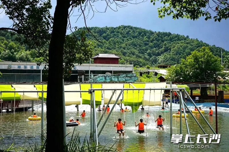 游客在荡水上秋千。 均为长沙晚报全媒体记者贺文兵摄