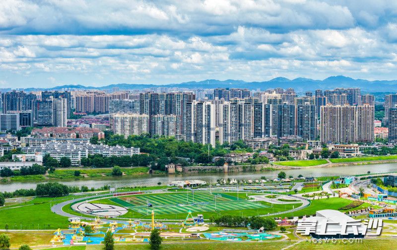 层层叠叠白云下的鸭嘴公园宛如童话世界。