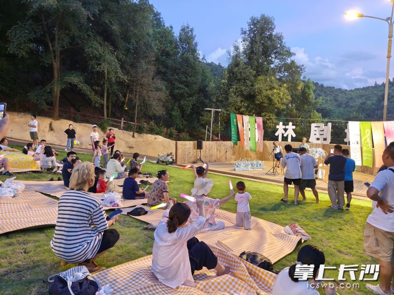 艺术山谷森林剧场人气火爆。 艺术山谷森林剧场人气火爆。