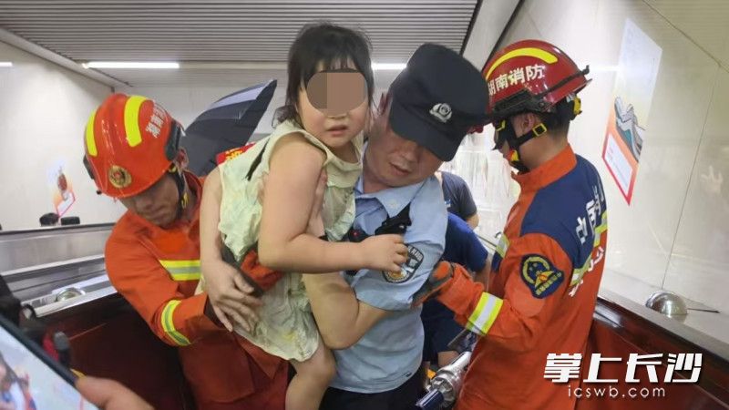 消防和民警联合救援被卡女孩。均为长沙晚报通讯员 袁榀 摄