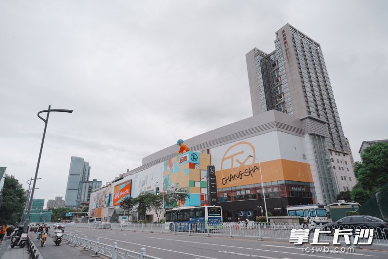 8月26日,百联TX长沙年轻力中心正式开业,将打造集潮流零售、特色餐饮、沉浸式娱乐、IP策展于一体的年轻化全新消费地标。 均为长沙晚报全媒体记者陈焕明、通讯员程成摄 8月26日,百联TX长沙年轻力中心正式开业,将打造集潮流零售、特色餐饮、沉浸式娱乐、IP策展于一体的年轻化全新消费地标。 均为长沙晚报全媒体记者陈焕明、通讯员程成摄