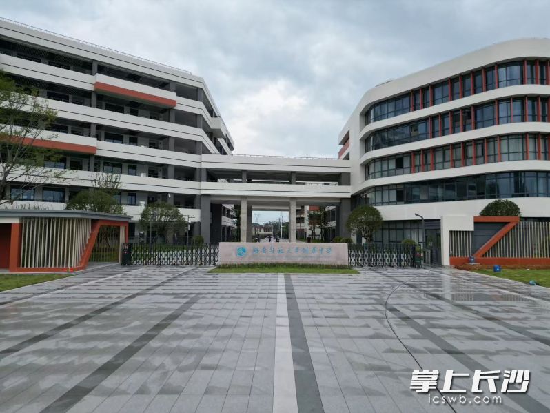 位于大泽湖片区的湖南师大附中大泽湖校区初中部。 均为长沙晚报通讯员张卓摄 位于大泽湖片区的湖南师大附中大泽湖校区初中部。 均为长沙晚报通讯员张卓摄