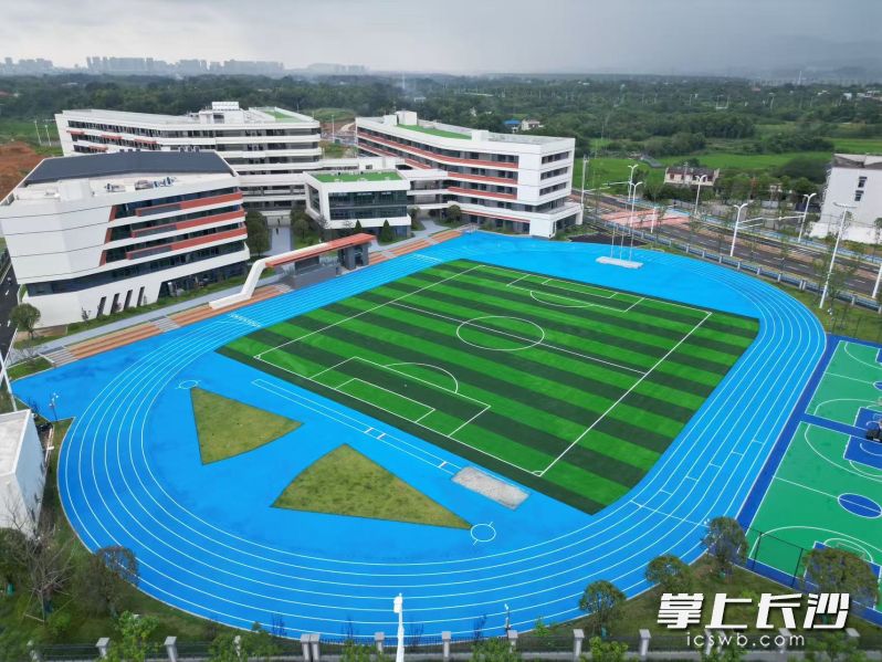 崭新的运动场。 崭新的运动场。