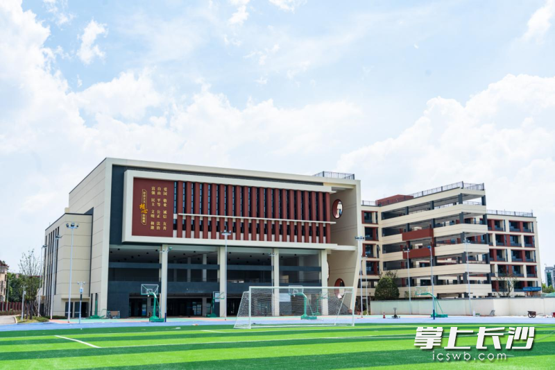 标准化环形跑道、专业足球场、室内体育馆等为学生提供丰富的活动运动空间。