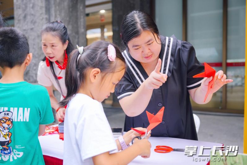 非遗市集上,剪纸、面塑等湖湘代表性非遗项目“展示+体验+表演”一体呈现。 非遗市集上,剪纸、面塑等湖湘代表性非遗项目“展示+体验+表演”一体呈现。