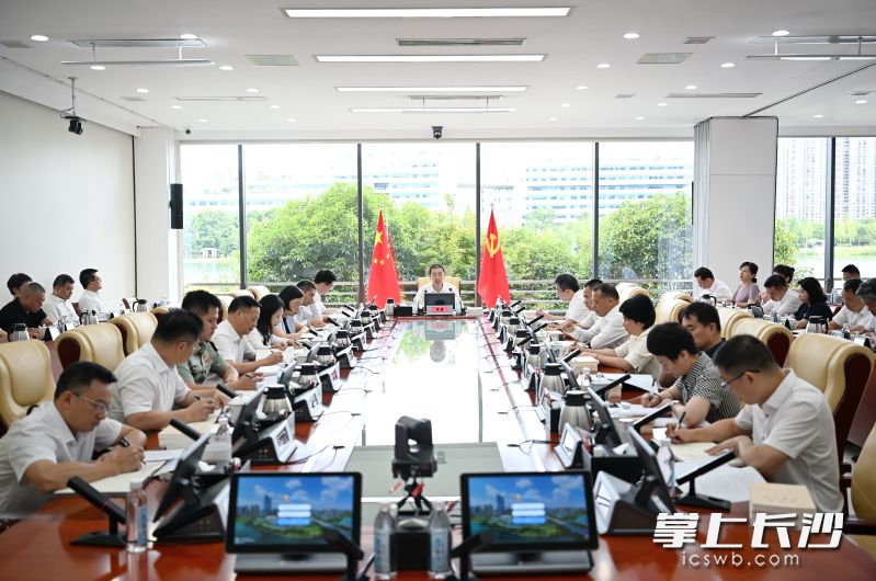 8月26日,湖南湘江新区党工委(长沙高新区党工委、岳麓区委)理论学习中心组开展集中学习。湘江早报全媒体记者 张圣贺 摄 8月26日,湖南湘江新区党工委(长沙高新区党工委、岳麓区委)理论学习中心组开展集中学习。湘江早报全媒体记者 张圣贺 摄