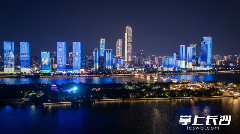 长沙一江两岸灯光秀为“湘超”助威。