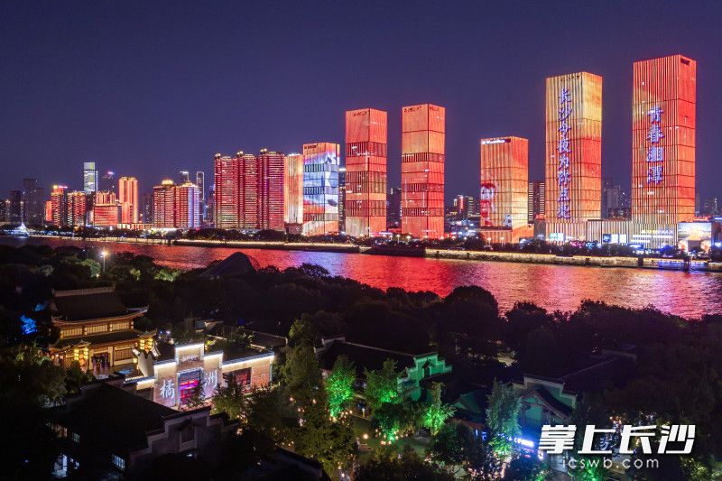 长沙一江两岸灯光秀为长沙、湘潭两队加油喝彩。