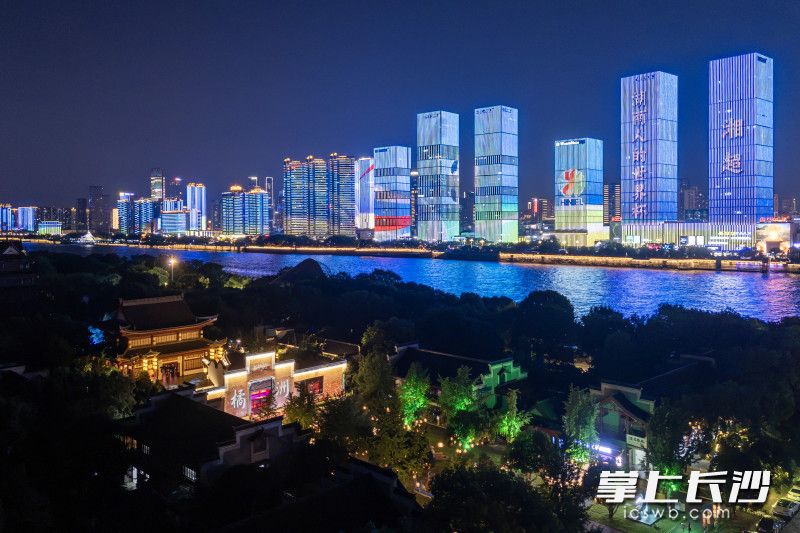 长沙一江两岸灯光秀为“湘超”助威。
