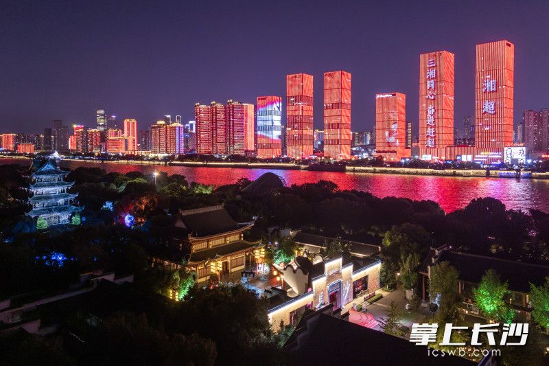 长沙一江两岸灯光秀为“湘超”助威。