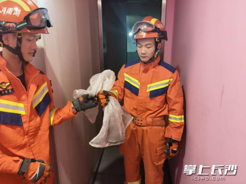 消防员成功捕获扰民之蛇。 通讯员 蒋泽润 摄 消防员成功捕获扰民之蛇。 通讯员 蒋泽润 摄
