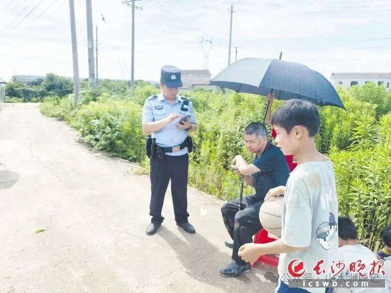 在大人的帮助下,陈建斌(右)等4个小学生齐心协力把掉到水沟里的老人(中间坐者)救上岸。 在大人的帮助下,陈建斌(右)等4个小学生齐心协力把掉到水沟里的老人(中间坐者)救上岸。