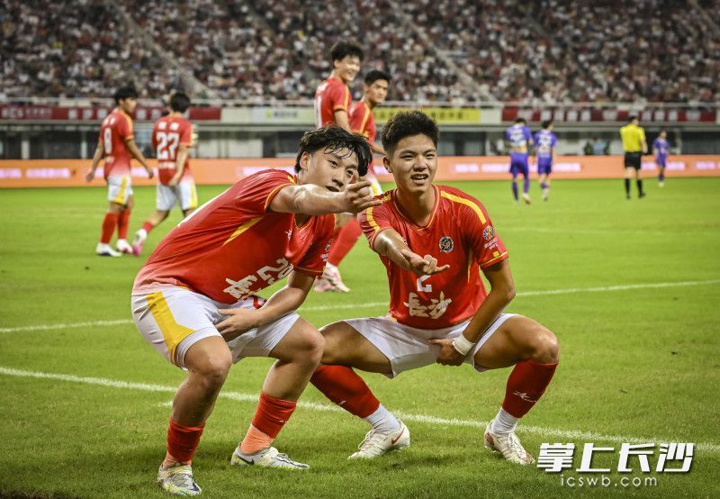 长沙队李悦宁和队友一起庆祝进球。