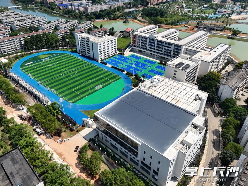 位于湖南农业大学校园内的湘郡培粹实验中学隆平校区目前已全面建成竣工,将于8月31日正式开学,迎来首批新生。 均为通讯员供图 位于湖南农业大学校园内的湘郡培粹实验中学隆平校区目前已全面建成竣工,将于8月31日正式开学,迎来首批新生。 均为通讯员供图