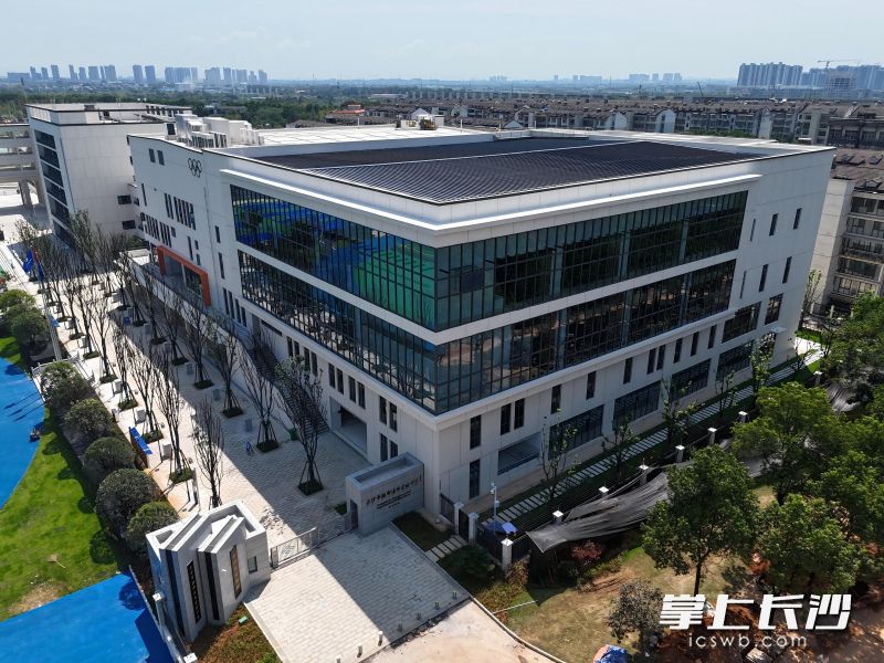新校园内的弘粹楼(综合楼)。 新校园内的弘粹楼(综合楼)。