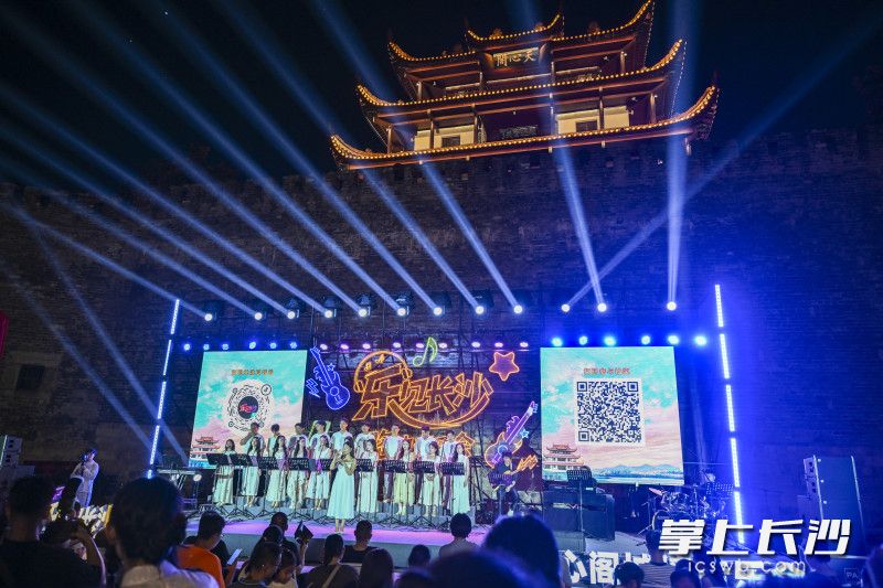长沙交响乐团Meleta合唱团在“乐见长沙”路边音乐会第二场上演唱。 长沙晚报全媒体记者 余劭劼 郭雨滴 摄